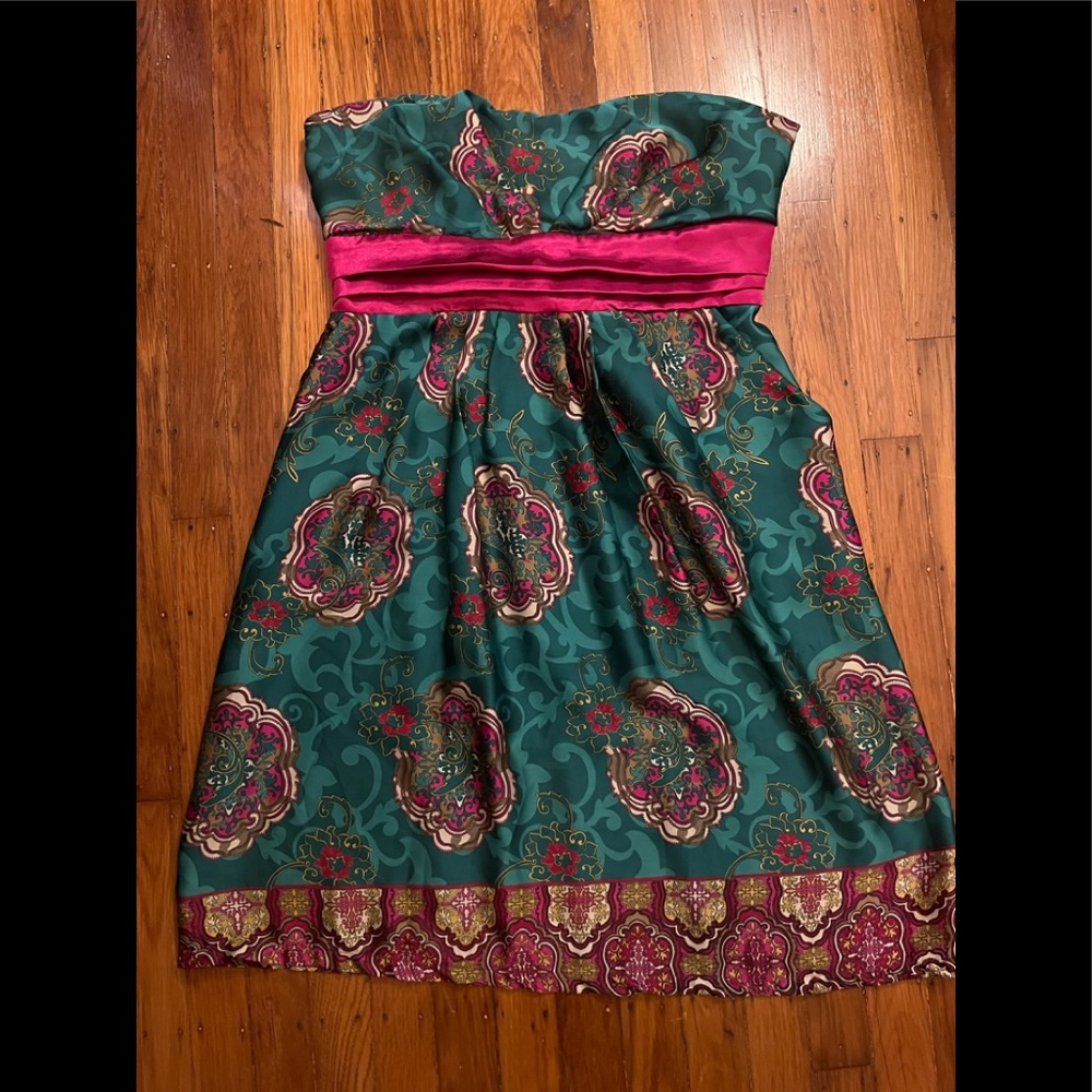 It’s has pockets!!! A dress for day or evening occasion.